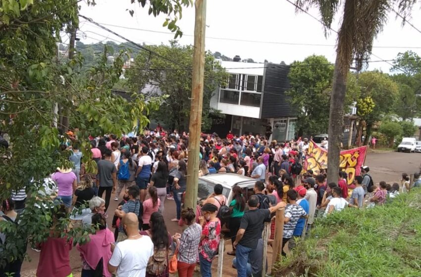  Aproximadamente 500 personas se están manifestando frente al Juzgado de Familia 1 por el caso Antonella