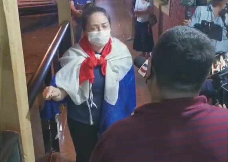  Mujer se plantó ante las autoridades paraguayas pidiendo que trasladen a los brasileños que estaban de fiesta clandestina en Paraguay, a su país