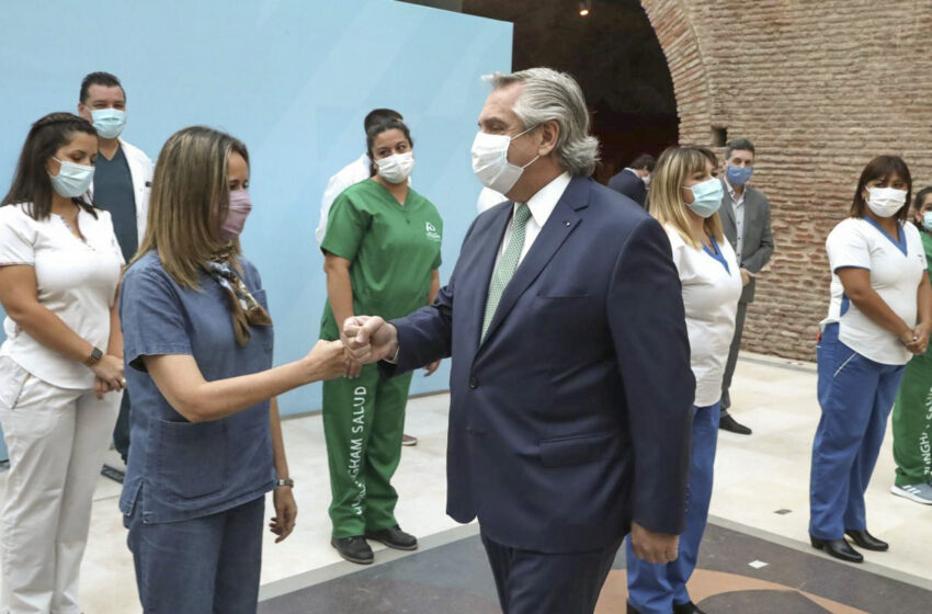  Fernández anunció un bono de $6500 al personal de Salud durante tres meses