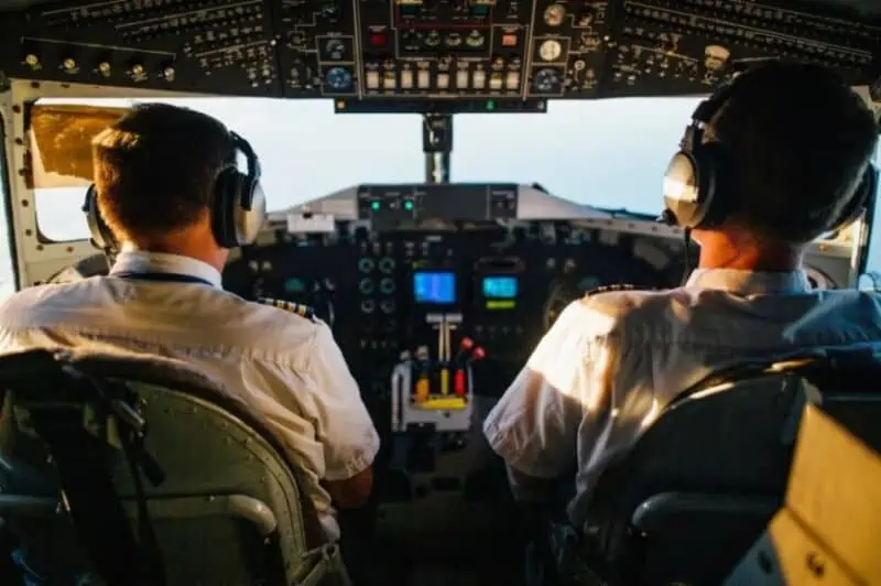  Dos pilotos de avión se quedaron dormidos en pleno vuelo y se pasaron de largo: los suspendieron