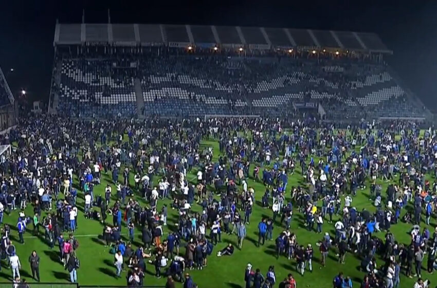  Noche negra en La Plata : Murió un hincha por los incidentes en el estadio