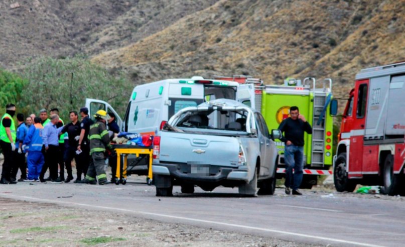  16 alumnos viajaban en la caja de una camioneta, volcaron y una chica murió