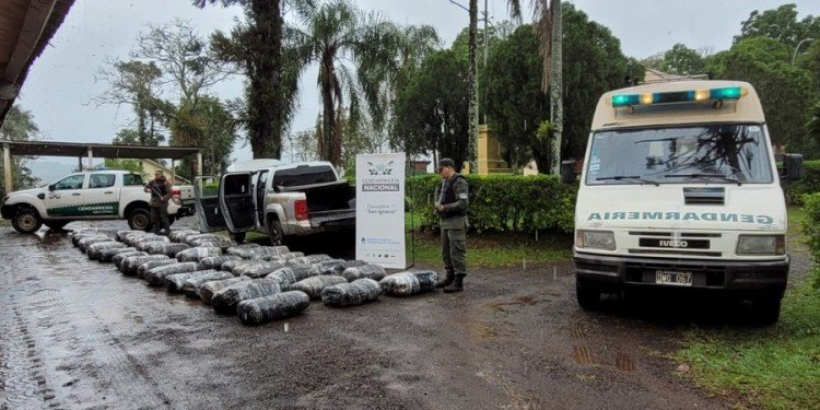  Encuentran camioneta abandonada con casi 500 kilos de droga