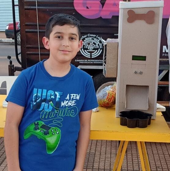  Niño de Iguazú presentó en Radio Yguazú su invento: un dispensador automático de alimentos para mascotas