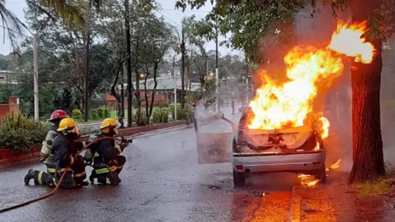  Se incendió un auto frente a la comisaría de Puerto Libertad