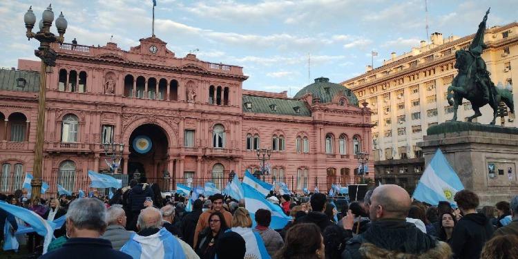 7 de cada 10 argentinos están «a favor de la política», pero hay indicios de avance de la derecha