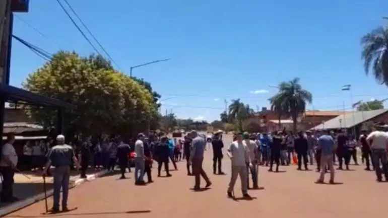  Garuhapé: vecinos desalojaron un piquete y evitaron la toma de la municipalidad