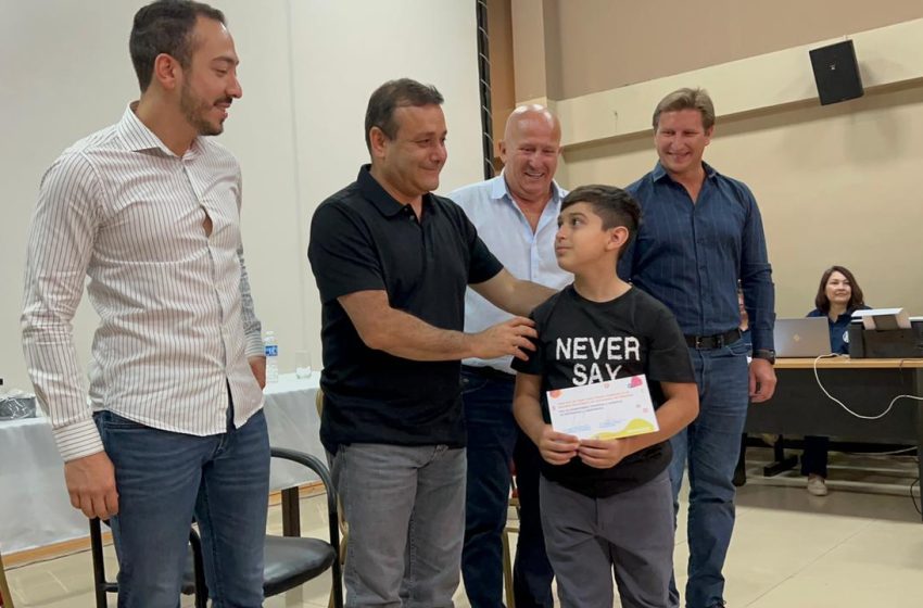  Franco Gallardo recibió su beca para estudiar en la Escuela de Innovación