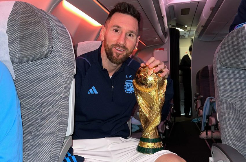  El festejo de los jugadores desde el avión que los trae de vuelta a la Argentina: «Brilla, ¿no?»