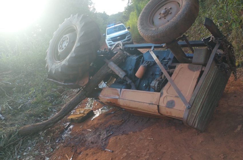  Falleció un joven al volcar con un tractor en Puerto Esperanza