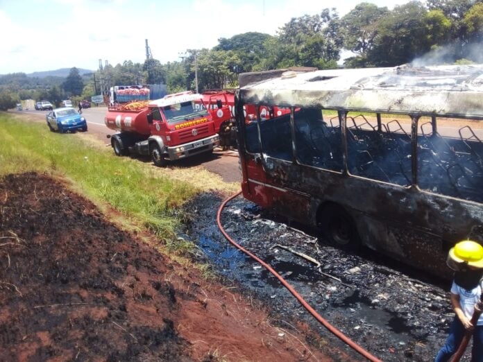  Se incendió un colectivo de media distancia en la Ruta Nacional N° 12: no se registraron heridos