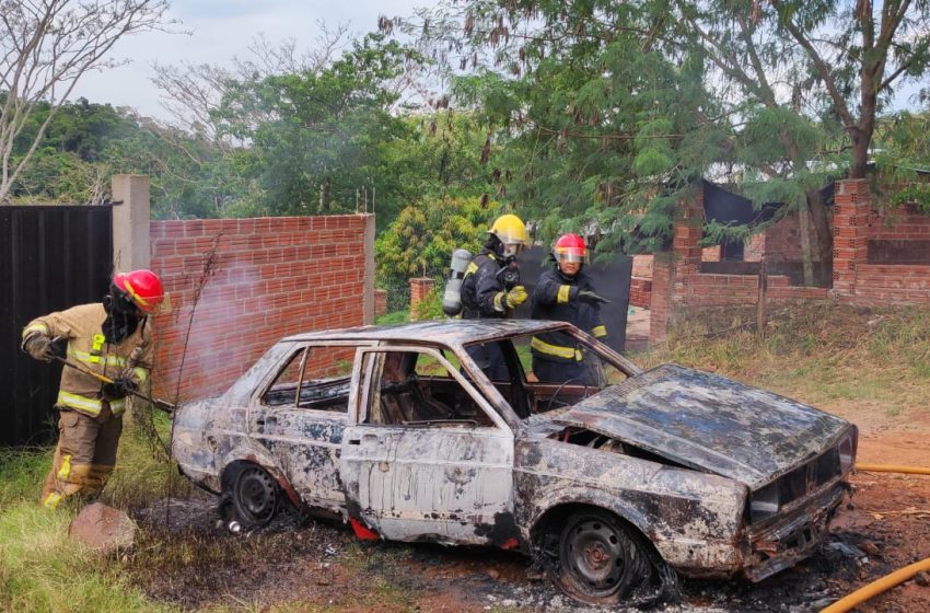  Un automóvil se incendió en la tarde de ayer jueves en la bajada del club de pesca, barrio Santa Rosa de Pto. Iguazú