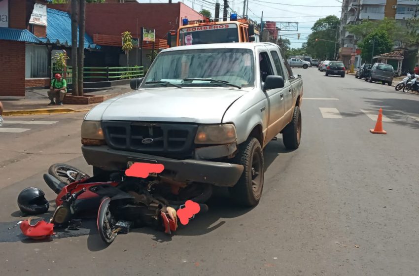  Choque entre una moto y una camioneta dejó a dos mujeres heridas