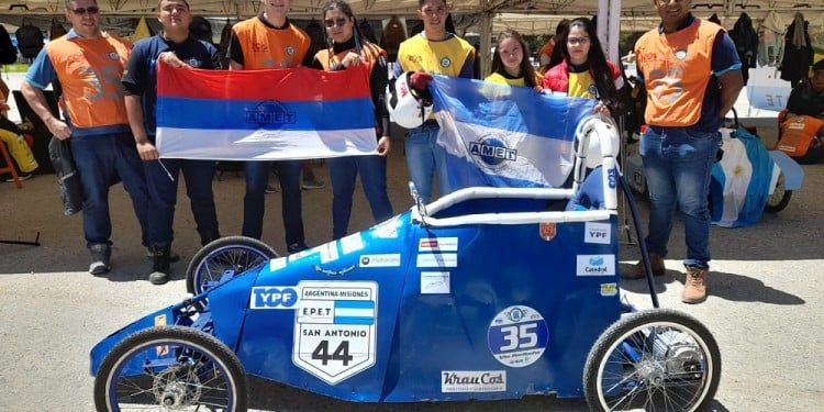  Estudiantes de San Antonio se destacaron en Bariloche con su auto eléctrico