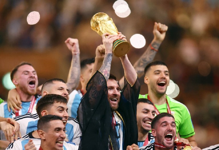  Llegó el momento que esperaba el fútbol: Messi levantó la Copa del Mundo