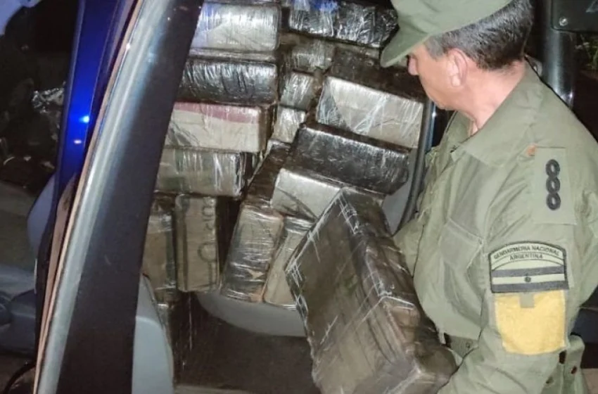  Tras persecución hallan camioneta con más de 1.200 kilos de marihuana en Santa Ana