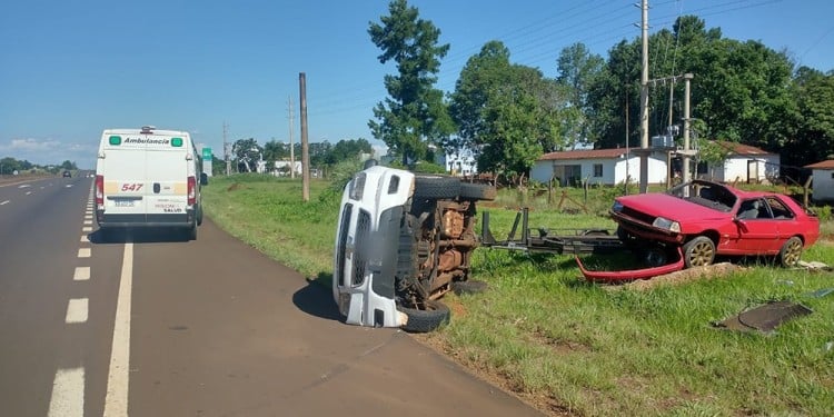  Una camioneta volcó mientras remolcaba un auto sobre la ruta 12