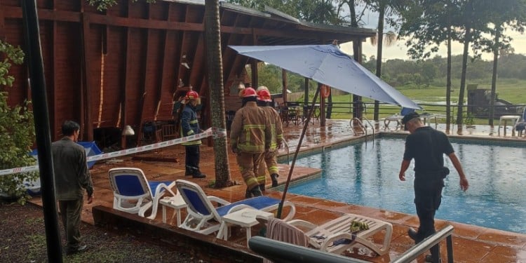  Susto en un hotel de Iguazú: cayó un árbol sobre un quincho