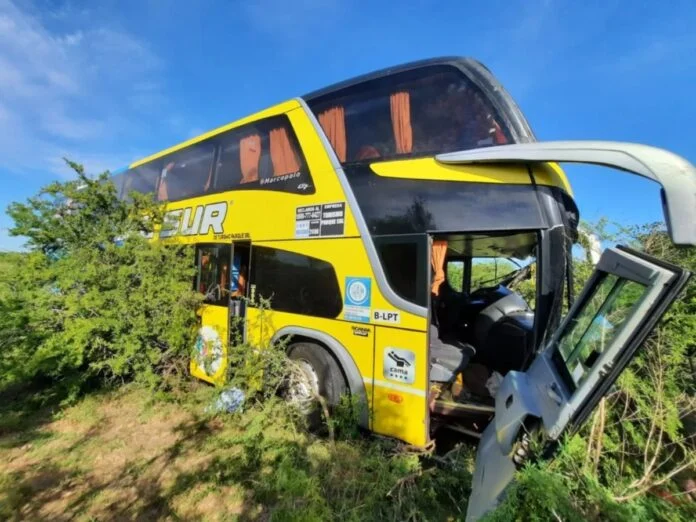  Un misionero murió tras el choque entre un colectivo y una camioneta en Corrientes