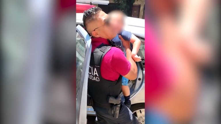  Un policía rescató a un niño de 3 años encerrado en un auto con más de 30 grados de calor