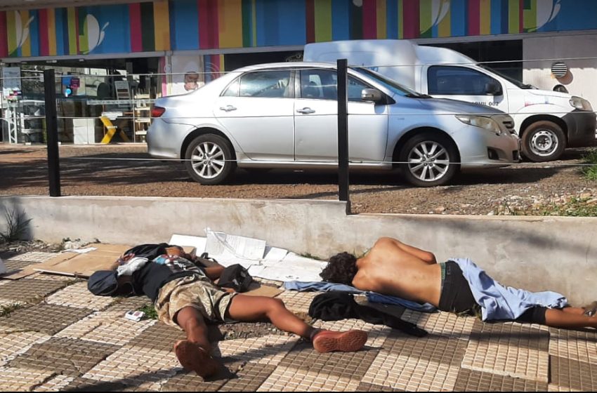  A plena luz de día se observan personas en situación de calle durmiendo sobre la Av. Victoria Aguirre de Iguazú