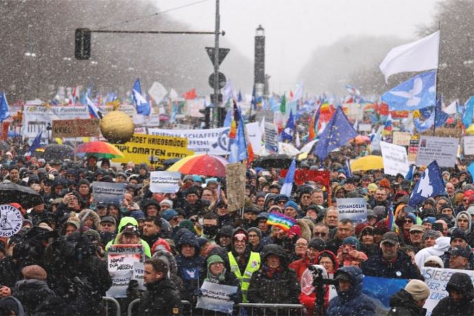  Alemania: más de 10 mil personas protestaron contra el suministro de armas a Ucrania