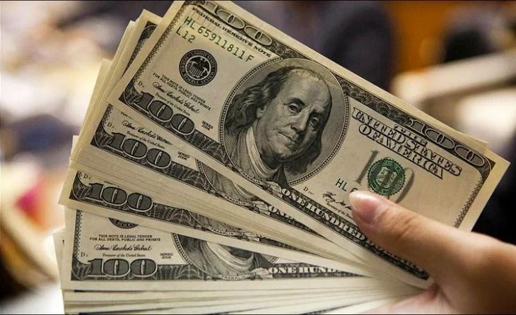  El dólar blue volvió a subir y operó cerca de los $380 en el inicio de la semana