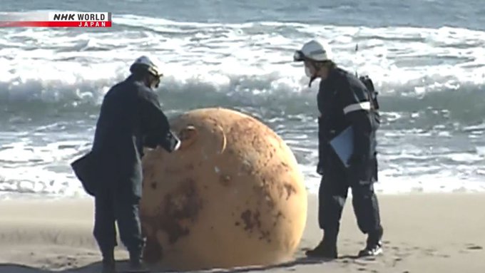  Misterio en Japón con una extraña esfera de hierro que apareció en la costa de Shizouka