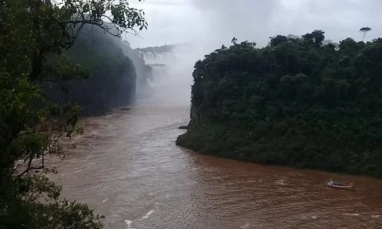  El río Iguazú continúa creciendo por las lluvias en Brasil