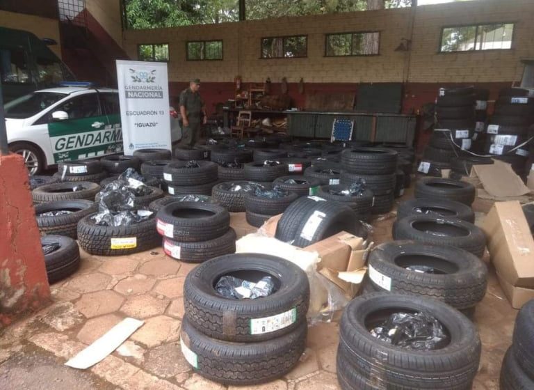  Gendarmeria secuestró carga de neumáticos de contrabando y combustibles en Iguazú