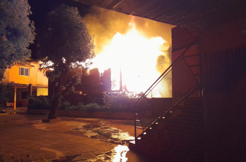  Iguazú: Incendio consumió 4 cabañas ubicadas sobre la Avenida Papa Francisco
