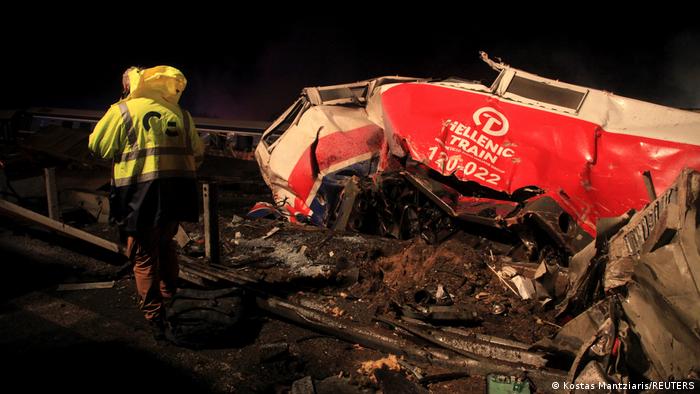  Al menos 40 muertos en accidente de tren de pasajeros en Grecia