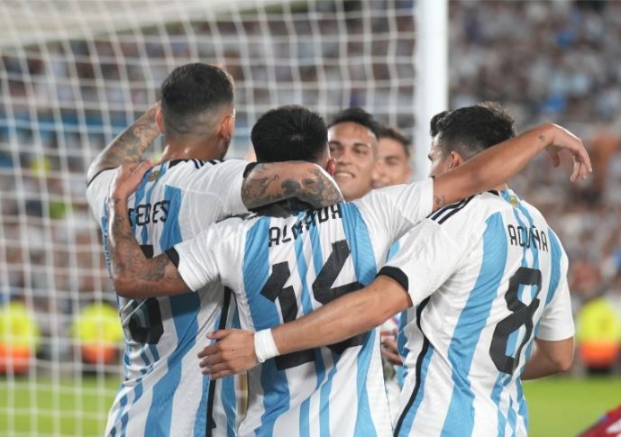  Argentina se estrenó como campeón del mundo con un triunfo ante Panamá