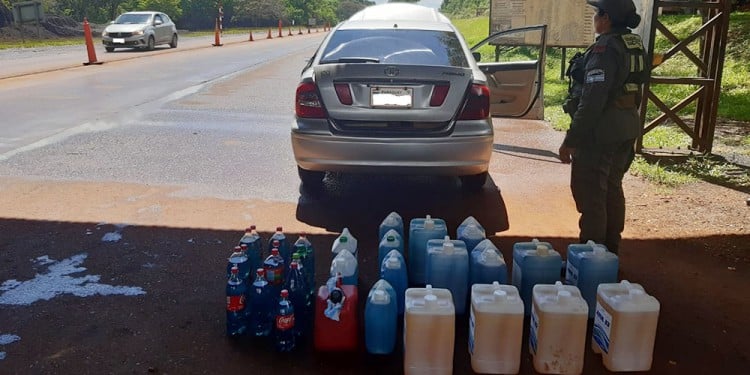  Gendarmería interceptó a un automóvil con patente paraguaya que trasladaba gasoil y nafta
