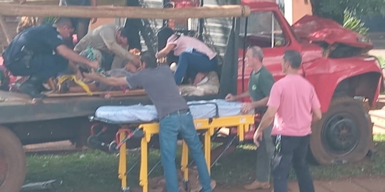  Tareferos misioneros resultaron heridos tras chocar el camión que los trasladaba
