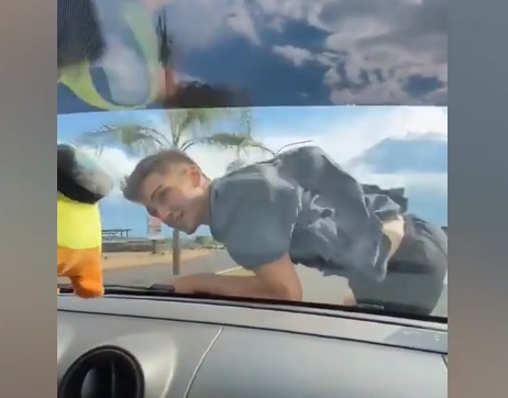  Video:  Llevó a un joven arriba del capó del auto mientras el acompañante filmaba