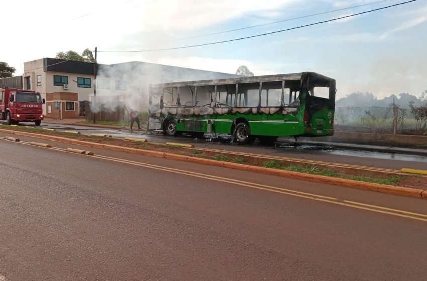 Se incendió un colectivo urbano en Posadas : estaba fuera de servicio y no hubo heridos