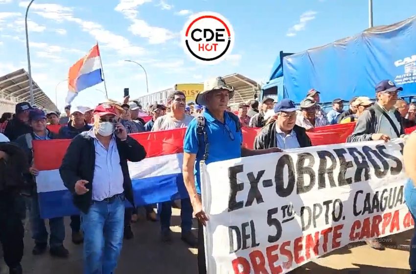  Tránsito lento en el Puente de la Amistad por manifestación de Ex Obreros de Itaipú Binacional