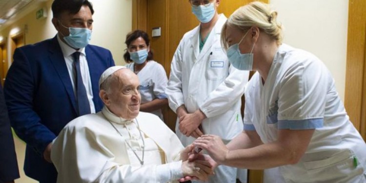  Francisco fue dado de alta y regresó al Vaticano: “Aún estoy vivo, no tuve miedo”