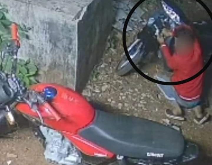  Dani y tikiri-í detenidos al quedar registrados por las cámaras cuando robaban una motocicleta: la policía recuperó lo sustraído