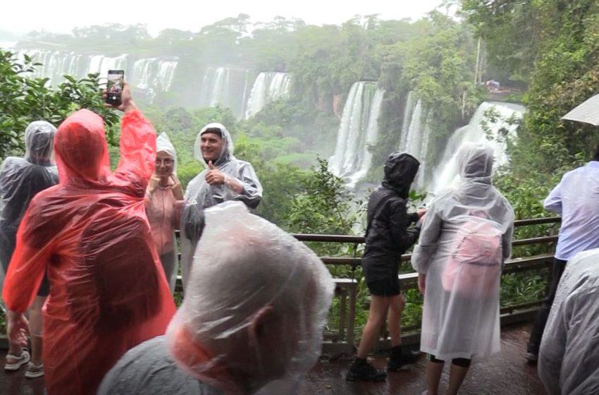  Las Cataratas del Iguazú, continúan siendo un espectáculo impresionante incluso bajo la lluvia