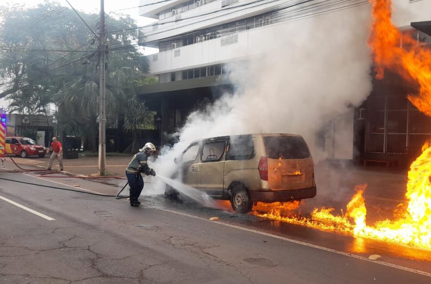  Vehículo queda completamente destruido tras incendio en Av. Jorge Schimmelpfeng de Foz de Iguaçu