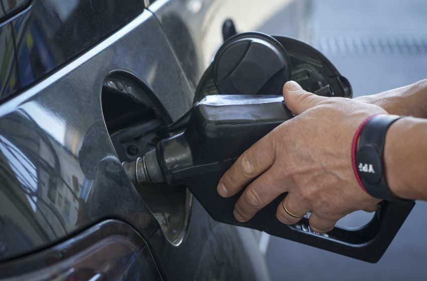  Gobierno y petroleras acuerdan congelar precios de combustibles hasta el 31 de octubre