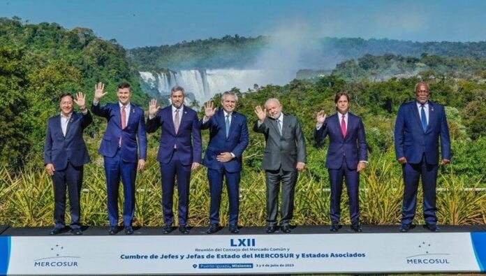  Sin la firma de Uruguay, el Mercosur suscribió un documento final en Puerto Iguazú