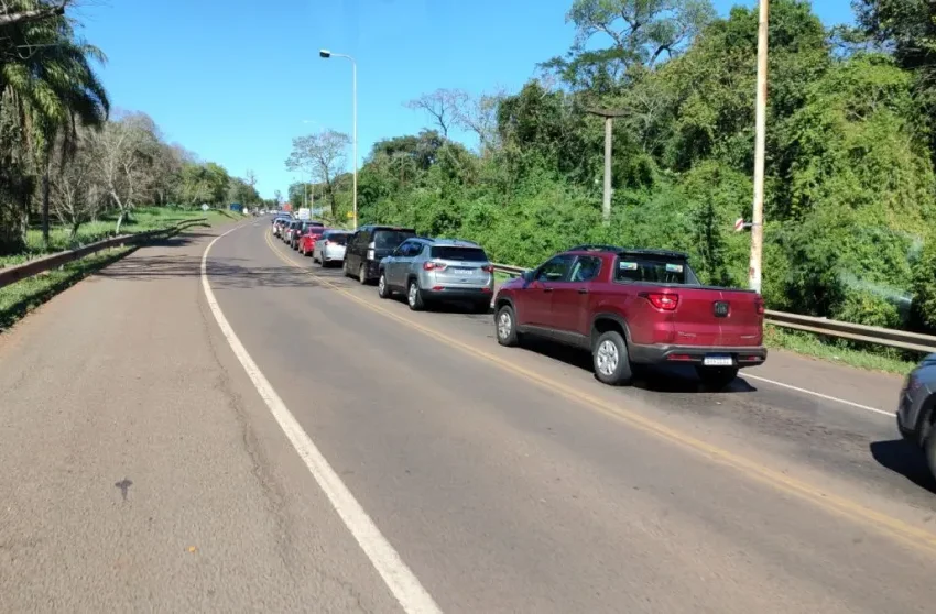  Largas filas y demoras : más de cuatro kilómetros de espera en el puente Tancredo Neves