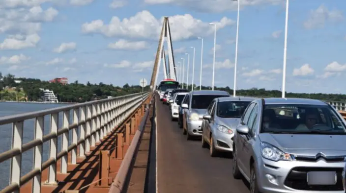  Para mitigar el intenso tránsito sobre el puente Posadas, quieren reflotar el proyecto de construcción de un nuevo viaducto sobre el Paraná