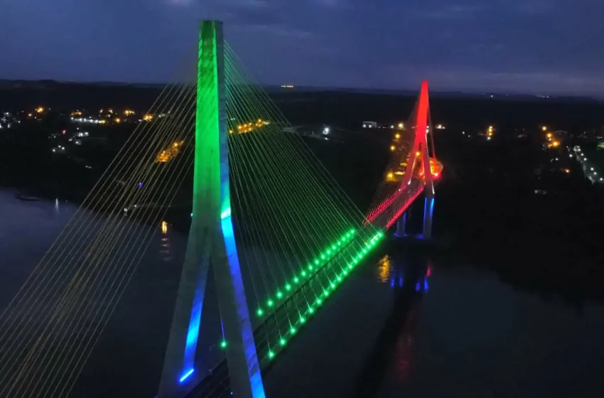 El Puente de la Integración se ilumina en colores de Brasil y Paraguay
