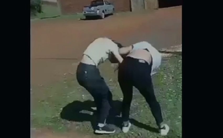  Dos chicas protagonizaron una pelea a la salida de la escuela en Oberá