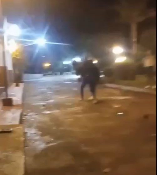  Feroz pelea entre dos chicas adolescentes en la plaza central de Garuhapé