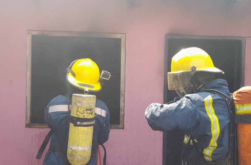  Incendio en vivienda de barrio Santa Rita: Dos personas heridas